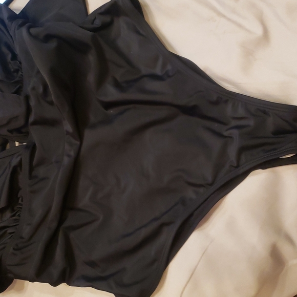 Yeahill Womens one piece black Ruffled with v cut swimsuit - Picture 5 of 5